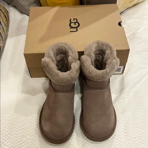 NWT UGG Women's Saniya Shearling Mini Boots size 6 in Caribou - Picture 2 of 5